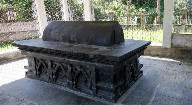 tomb of sultan gias uddin azam shah 770x420